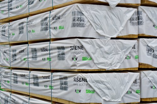 Balíky latí na skladě